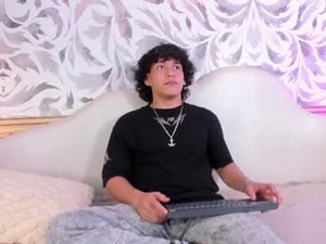 adrian_black86306's webcam