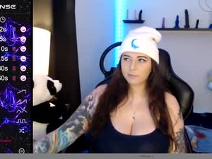 bigtittedtattedlesbian's webcam