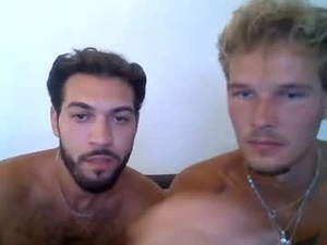 blondiexbrunette's webcam