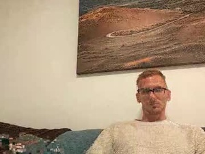 guynextdoor413389's webcam