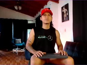 latino_boysmiles's webcam