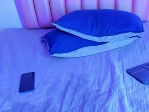 lauallyours_'s webcam