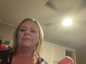 lindaslounge's webcam