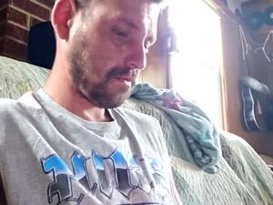 lukelovesboobs42090's webcam