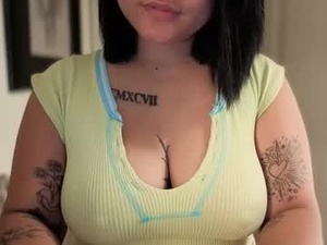 momgoeswild's webcam