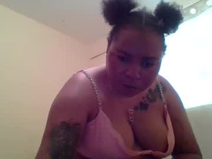 pretty1_lioness's webcam