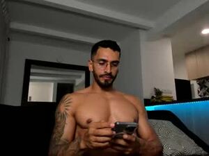 tony_muscle1's webcam